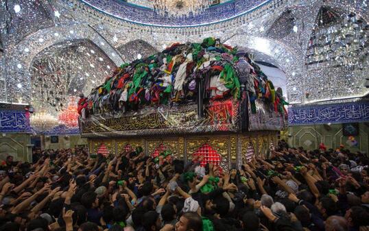 Schiitische Pilger beim Imam-Hussein-Schrein in Kerbela während der Arbein-Gedenkfeier