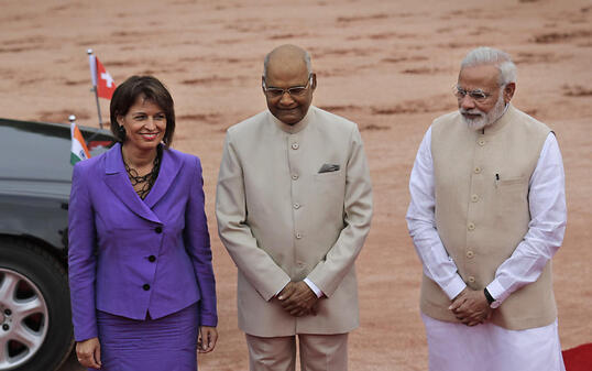 Bundespräsidentin Doris Leuthard wird in Neu Delhi empfangen von Indiens Präsident Ram Nath Kovind (m) und Regierungschef Narendra Modi (r).