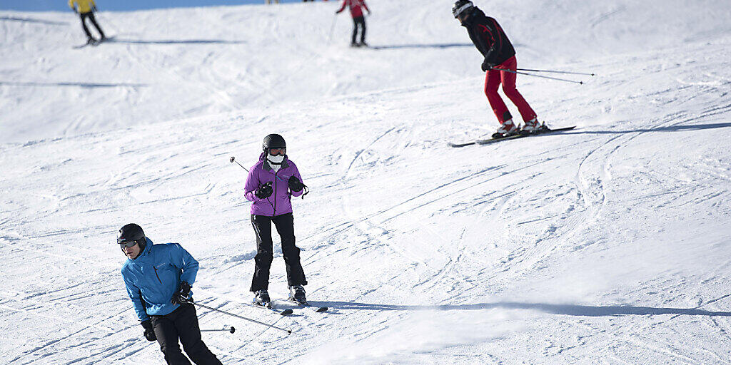 Im Kanton Graubünden beschränken die Skigebiete die Anzahl der Tagesgäste über die Feiertage. Im Bild Wintersportler im Davoser Skigebiet Parsenn.