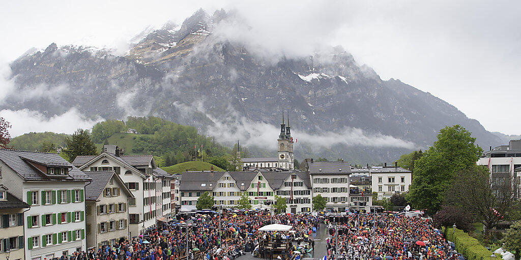 Lebendige Tradition und gelebte Demokratie:  An der Landsgemeinde lenken die Glarnerinnen und Glarner jedes Jahr Anfang Mai die Geschicke des Kantons.