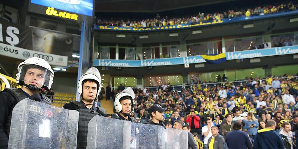 Nach dem Spielabbruch im Istanbuler Derby gegen Fenerbahce vom 19. April wird Besiktas für den kommenden Cup ausgeschlossen