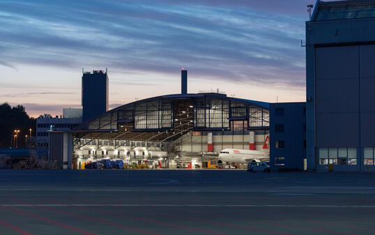 WARTUNG, FLUGZEUGWARTUNG, FLUGZEUG WARTUNG, WERFT, FLUGZEUG WERFT, FLUGZEUG-WERFT, FLUGHAFEN ZUERICH, ZUERICH FLUGHAFEN, FLUGHAFEN ZUERICH KLOTEN, FLUGHAFEN, FLUGHAEFEN, AIRPORT, LUFTVERKEHRSZENTRUM, FLUGZEUGE, FLIEGER, LUFTFAHRZEUG, LUFTFAHRZEUGE,  FLUGGE