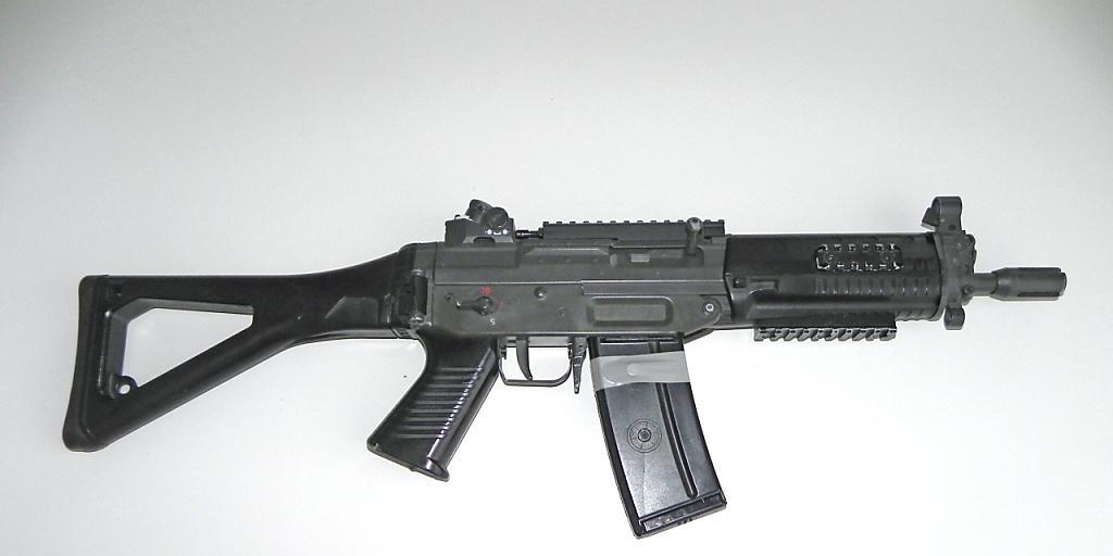 Die eingezogene Softair-Waffe sieht einem Sturmgewehr täuschend ähnlich.