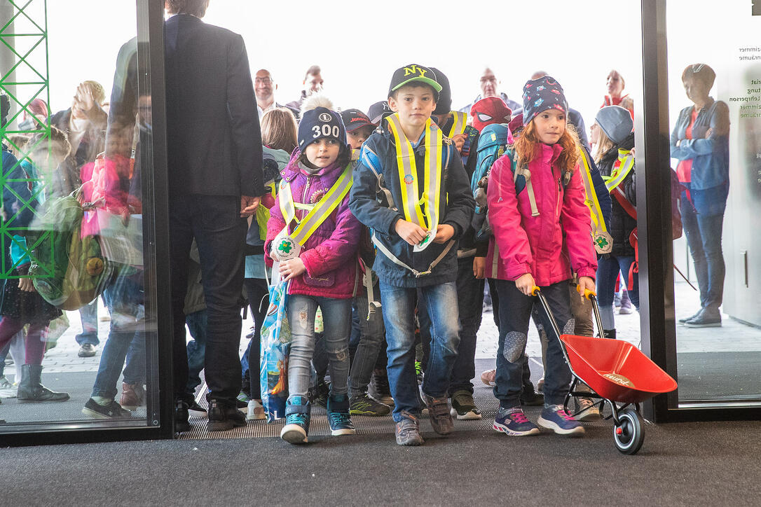 Einzug ins neue Schulhaus Ebenholz in Vaduz