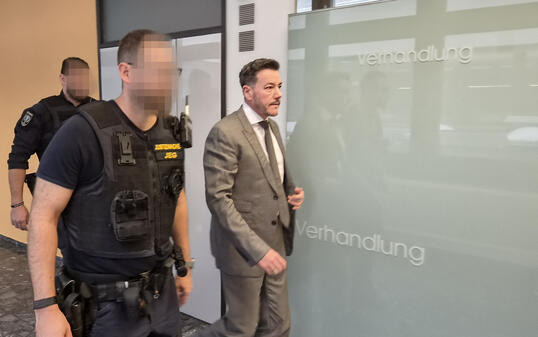 SIGNA-GR&Uuml;NDER REN&Eacute; BENKO BEKOMMT FUSSFESSEL