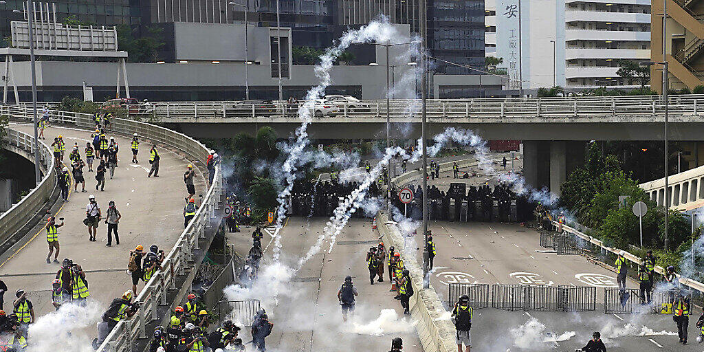 Tränengaswolken in den Strassen Hongkongs: Erneut sind die Proteste gegen das chinesische Regime ausgeartet. Tränengaswolken in den Strassen Hongkongs: Erneut sind die Proteste gegen das chinesische Regime ausgeartet.