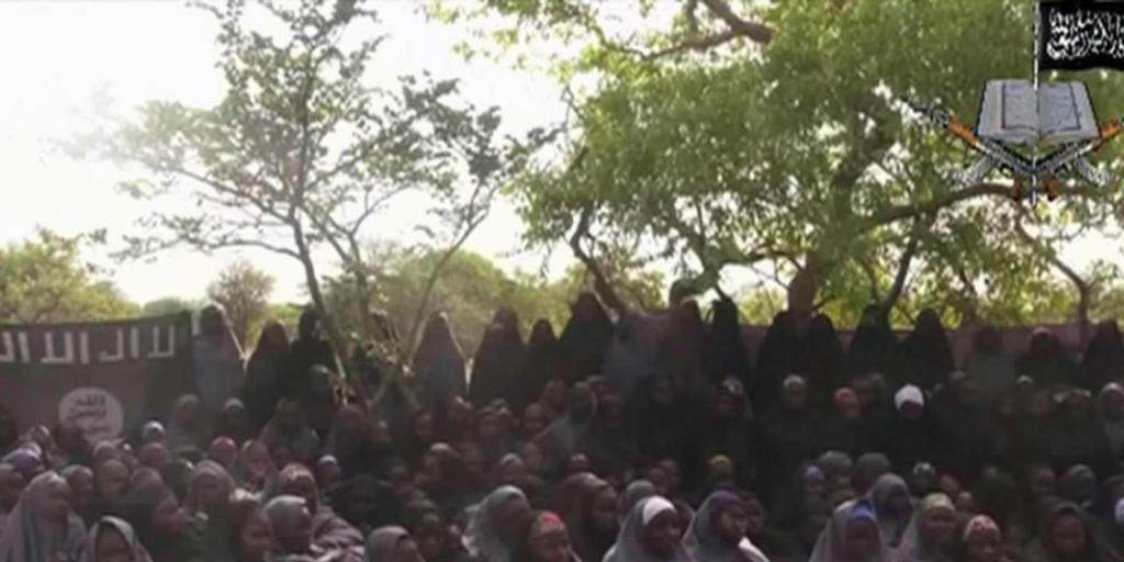 Die verschleppten Mädchen auf einem Bild der Terrorgruppe Boko Haram. 21 der Mädchen kamen nun durch Verhandlungen frei. (Archiv) Die verschleppten Mädchen auf einem Bild der Terrorgruppe Boko Haram. 21 der Mädchen kamen nun durch Verhandlungen frei. (Archiv)