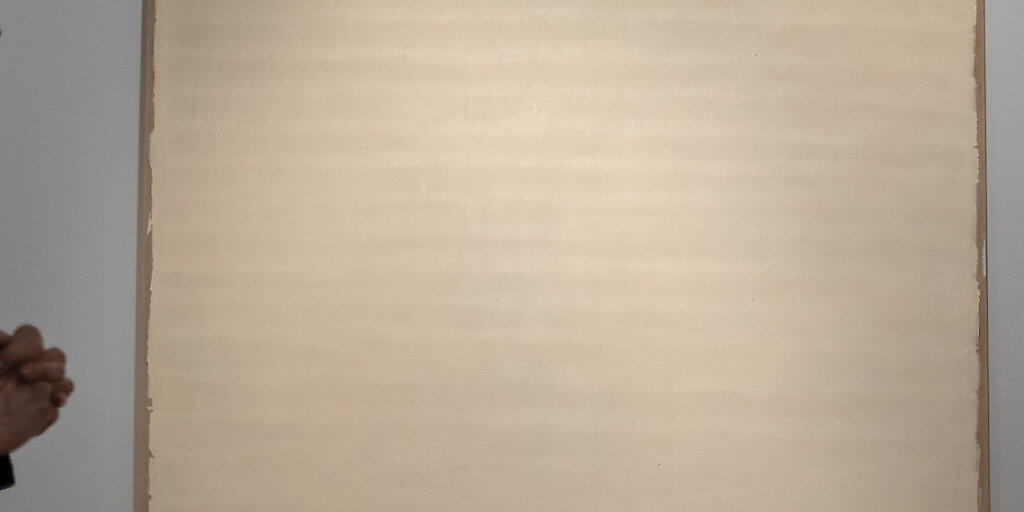 Eine Besucherin der Art Basel 2018 studiert das Werk "Meridian" von Robert Ryman. Der minimalistische Künstler aus den USA ist 88-jährig gestorben. (Archivbild)