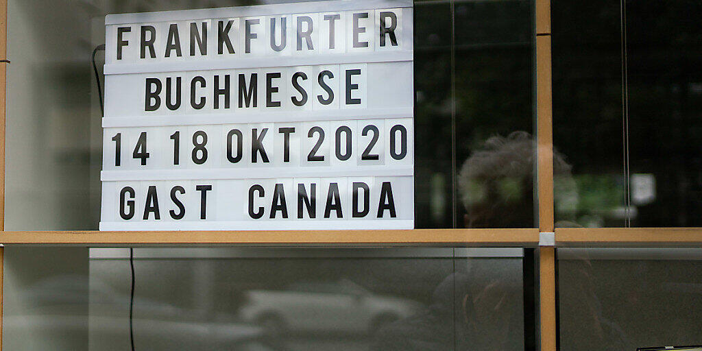 ARCHIV - Ein Schild mit dem Termin der diesjährigen Buchmesse steht in einem Fenster im Gebäude des Börsenvereins des Deutschen Buchhandels in der Frankfurter Braubachgasse. (zu dpa «Kanada verschiebt Ehrengast-Auftritt auf Buchmesse um ein Jahr») Foto: Frank Rumpenhorst/dpa