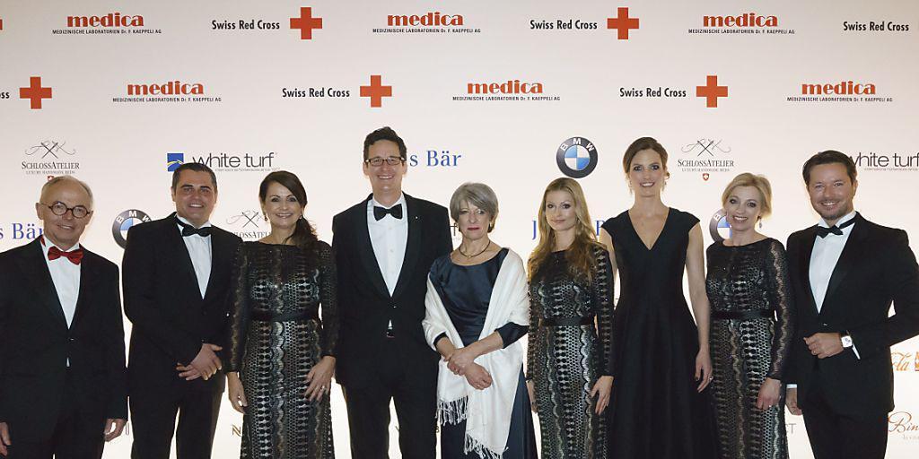 SRK-Präsidentin Annemarie Huber-Hotz (5. von links) zusammen mit den Mitglieder des Gala-Komitees. SRK-Präsidentin Annemarie Huber-Hotz (5. von links) zusammen mit den Mitglieder des Gala-Komitees.