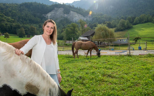 Interview mit Susi Erne und betroffener Mutter: Was würde das Aus der Reittherapie für betroffene Kinder bedeuten? Ausserdem wollen sie eine Unterschriftenaktion starten