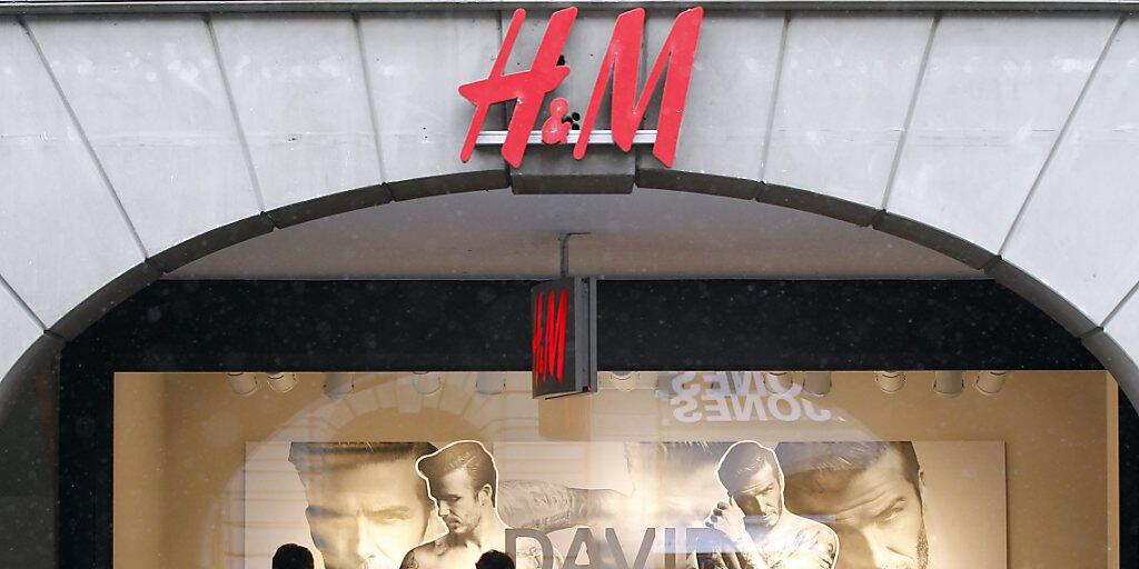 Die angeschlagene schwedische Modekette H&M konnte dank schwacher Krone im dritten Quartal den Umsatz steigern.