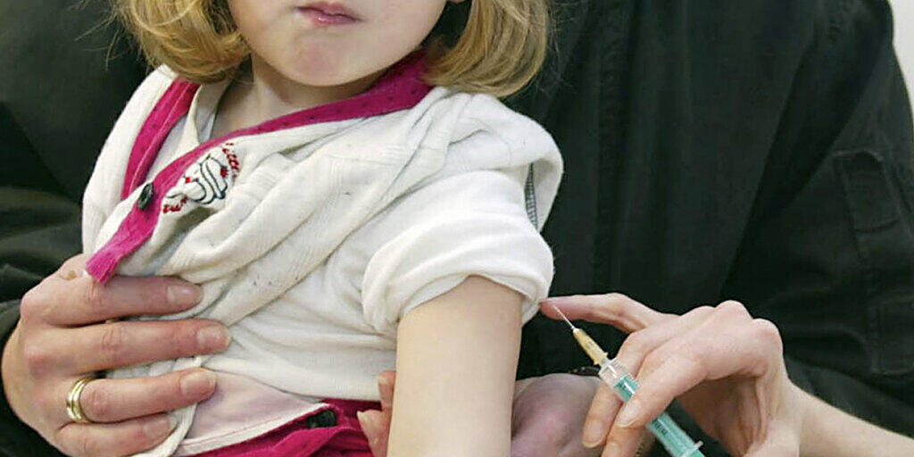 Hoch ansteckende Masern: In Deutschland wird die Impfpflicht für Kitas und Schulen eingeführt. In der Schweiz wird die Impfung lediglich empfohlen. (Symbolbild)