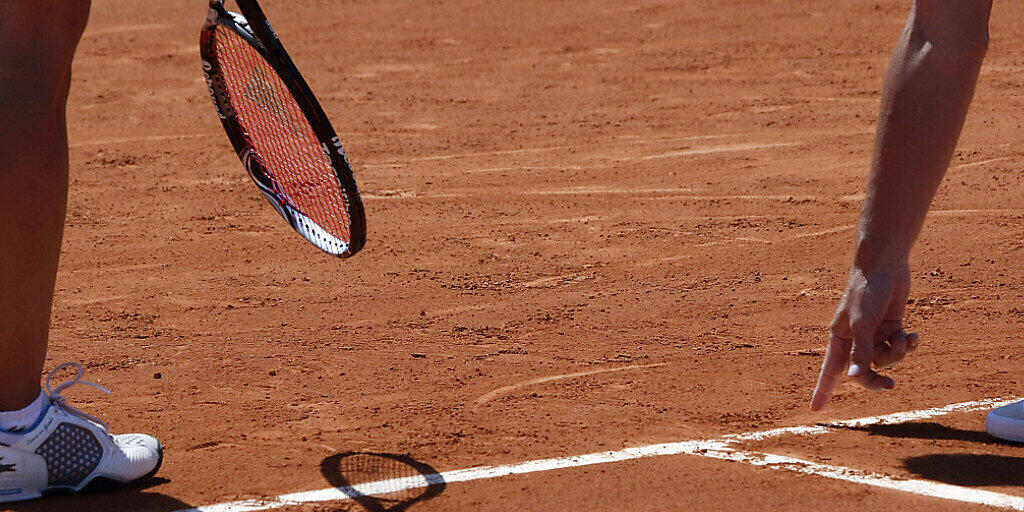 Ein Auslaufmodell? Schieds- und Linienrichter, die sich am French Open Ballabdrücke anschauen