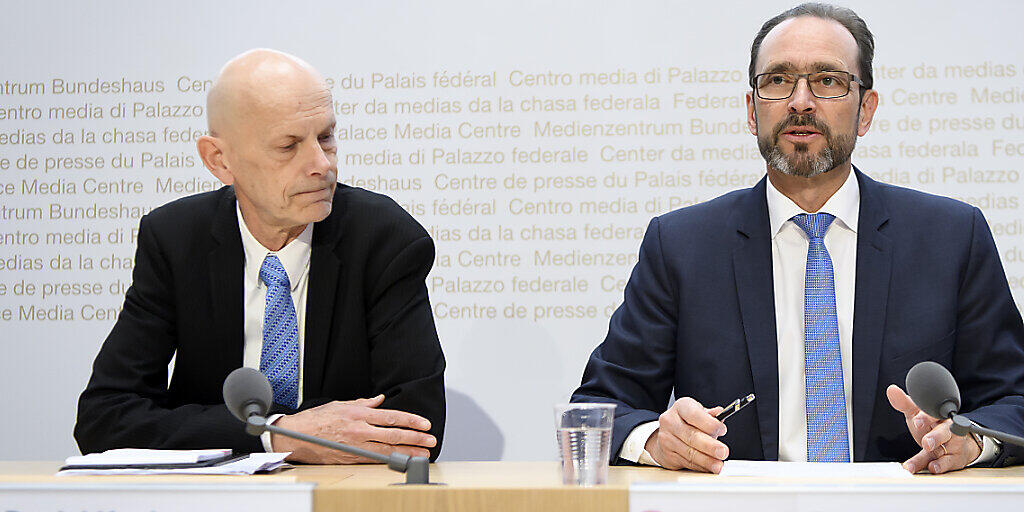 BAG-Direktor Pascal Strupler (rechts) und Daniel Koch, Leiter Abteilung übertragbare Krankheiten, informieren über den ersten Fall einer Coronavirus-Erkrankung in der Schweiz.