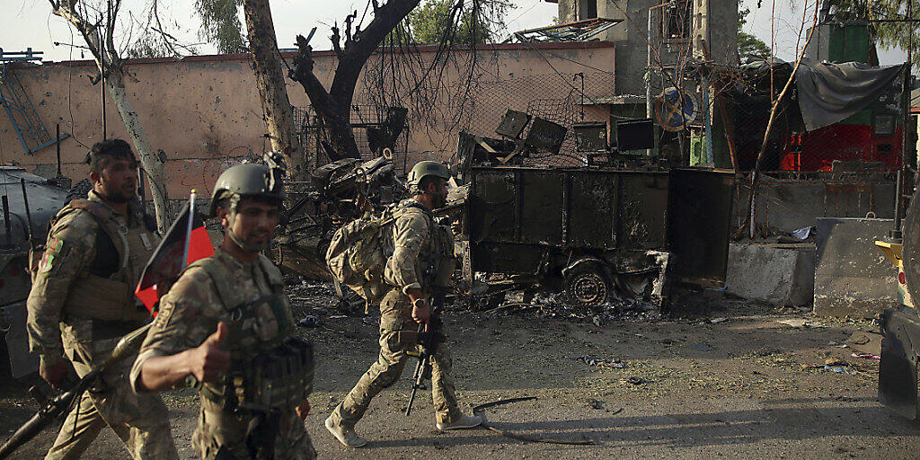 ARCHIV - Afghanische Sicherheitskräfte versammeln sich nach einem Angriff vor einem Gefängnis in Dschalalabad. Foto: Rahmat Gul/AP/dpa ARCHIV - Afghanische Sicherheitskräfte versammeln sich nach einem Angriff vor einem Gefängnis in Dschalalabad. Foto: Rahmat Gul/AP/dpa