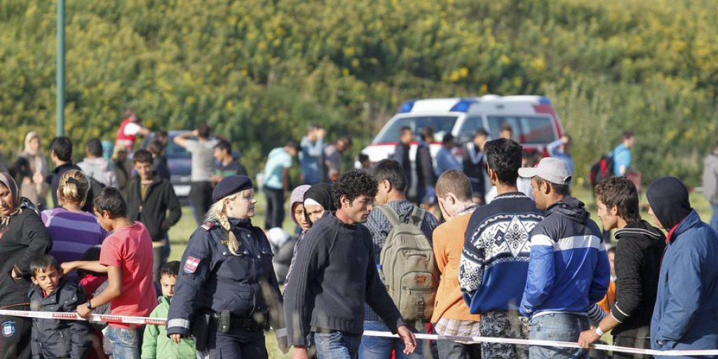 Flüchtlinge am Montag bei der ungarisch-österreichischen Grenze nahe dem österreichischen Heiligenkreuz. Flüchtlinge am Montag bei der ungarisch-österreichischen Grenze nahe dem österreichischen Heiligenkreuz.