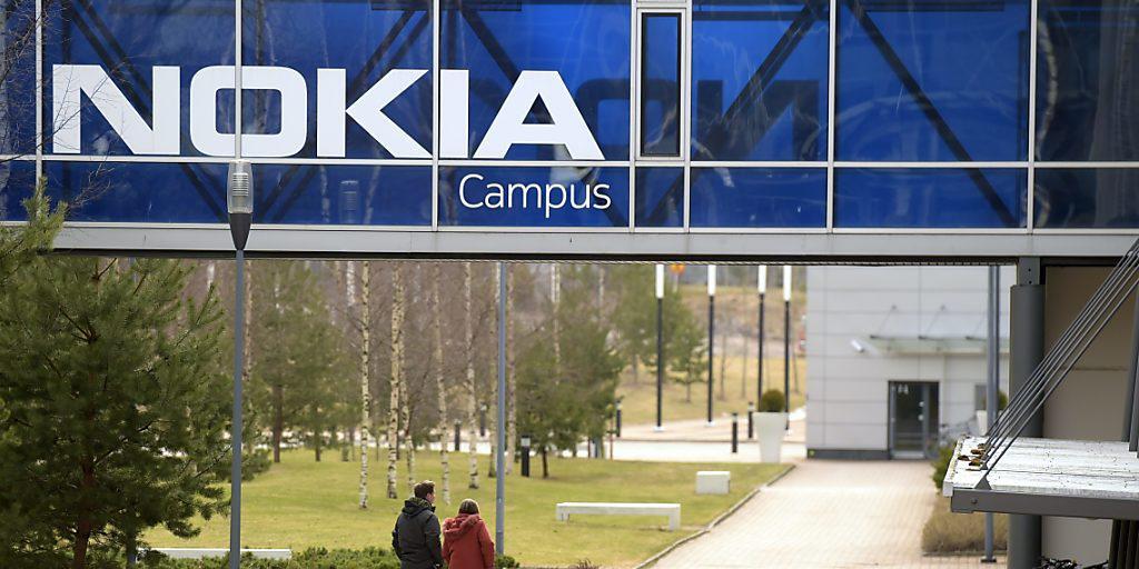 Stammsitz von Nokia im finnischen Espoo: Allein im Heimatland des einstigen Handypioniers sollen dem Sparprogramm in den nächsten zwei Jahren 1300 Stellen zum Opfer fallen. Stammsitz von Nokia im finnischen Espoo: Allein im Heimatland des einstigen Handypioniers sollen dem Sparprogramm in den nächsten zwei Jahren 1300 Stellen zum Opfer fallen.