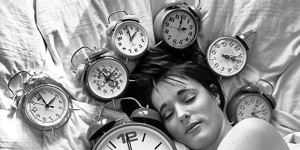 Eine Stunde länger schlafen: In der Nacht auf Sonntag wurden die Uhren in der Schweiz für die Winterzeit um 3 Uhr auf 2 Uhr zurückgestellt. (Archivbild) Eine Stunde länger schlafen: In der Nacht auf Sonntag wurden die Uhren in der Schweiz für die Winterzeit um 3 Uhr auf 2 Uhr zurückgestellt. (Archivbild)