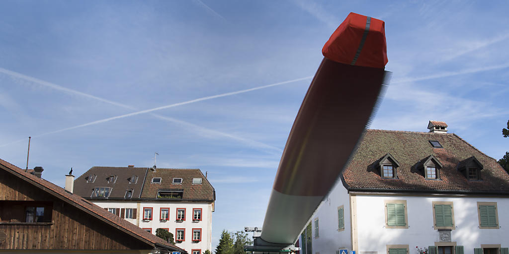 Da ist Millimeterarbeit gefragt: per Lastwagen-Sondertransport sind am Mittwoch 55 Meter lange Rotorblätter zum Windkraftwerk auf dem Mont Crosin transportiert worden. Da ist Millimeterarbeit gefragt: per Lastwagen-Sondertransport sind am Mittwoch 55 Meter lange Rotorblätter zum Windkraftwerk auf dem Mont Crosin transportiert worden.