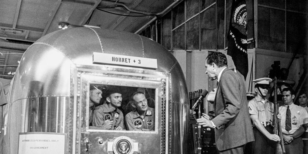 US-Präsident Richard Nixon begrüsste am 24. Juli 1969 die von ihrer Appollo 11 Mission vom Mond zurückgekehrten Astronauten Neil Amstrong, Michael Collins und Edwin Aldrin. Sie wurden aus Angst vor der Einschleppung extraterrestrischer Keime isoliert - zusammen mit weissen Mäusen. (Archivbild)