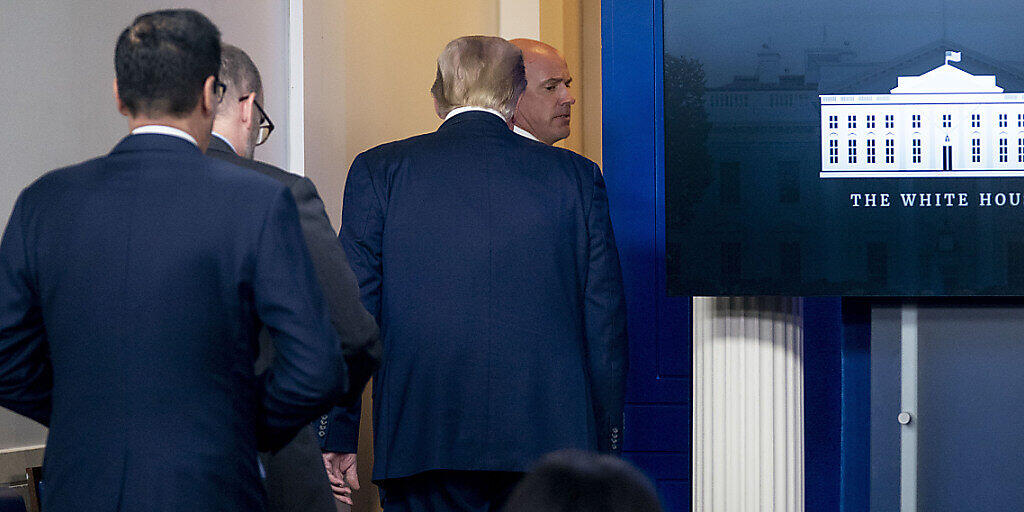 Donald Trump (2.v.r.), Präsident der USA, verlässt die Pressekonferenz. Foto: Andrew Harnik/AP/dpa