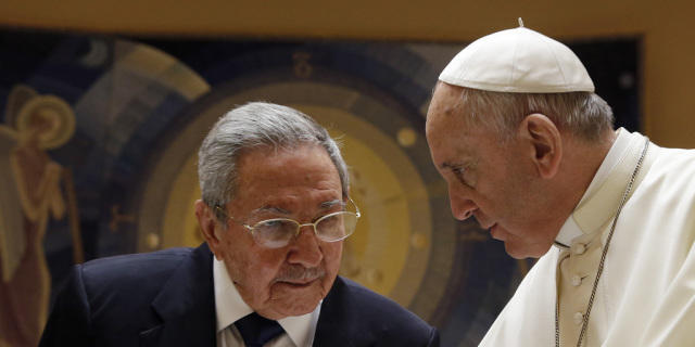 Papst Franziskus unterhält sich mit Kubas Staatschef Raúl Castro