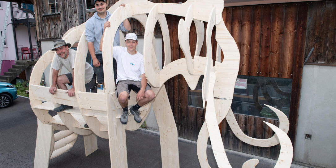 Edgar Bargetze und Lehrlinge bauen lebensgrosse Mammuts für Kunstprojekt, Balzers