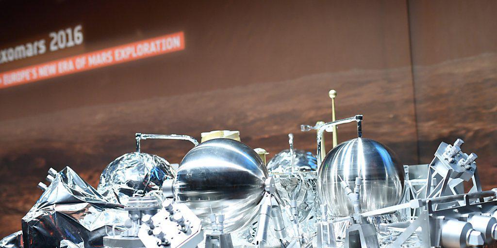 Ein Modell der  Raumsonde Schiaparelli bei der ESA . Die Sonde ist auf dem Mars gelandet, sendet aber keine Signale aus.
