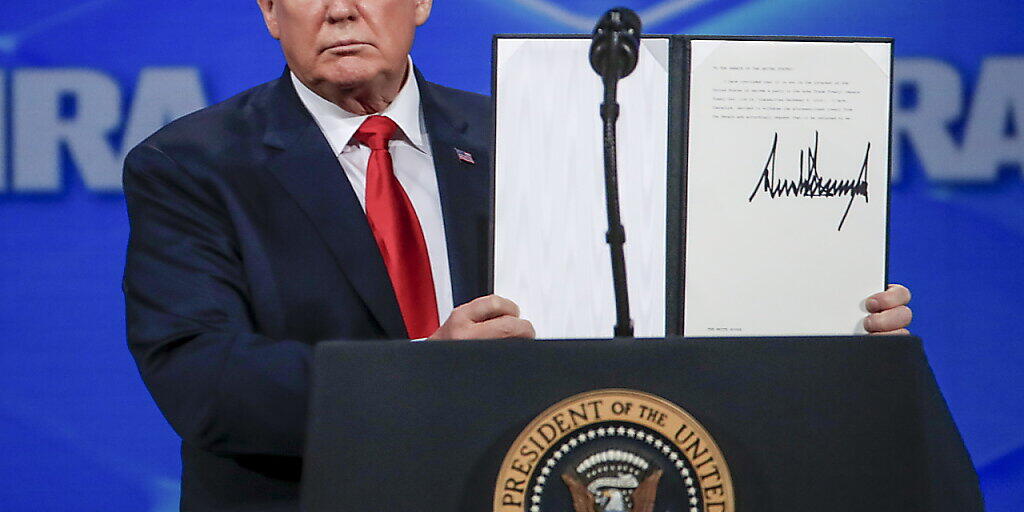 Laut US-Präsident Donald Trump haben die Waffenverkäufe in den USA jüngst massiv zugelegt. (Archivbild)