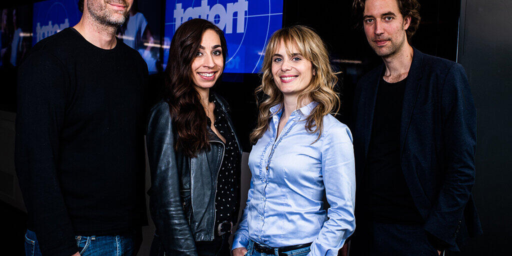 Die Drehbuchautoren Stefan Brunner, links, und Lorenz Langenegger, rechts, mit "ihrem" neuen Zürcher "Tatort"-Team (Carol Schuler, 2.v.l. und Anna Pieri Zuercher, 2.v.r.).