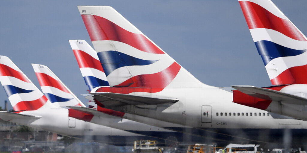 Der Flugverkehr zwischen der Schweiz und Grossbritannien ist seit Mitternacht eingestellt. Nun gilt auch ein Einreiseverbot aus Grossbritannien und Südafrika. (Archivbild)