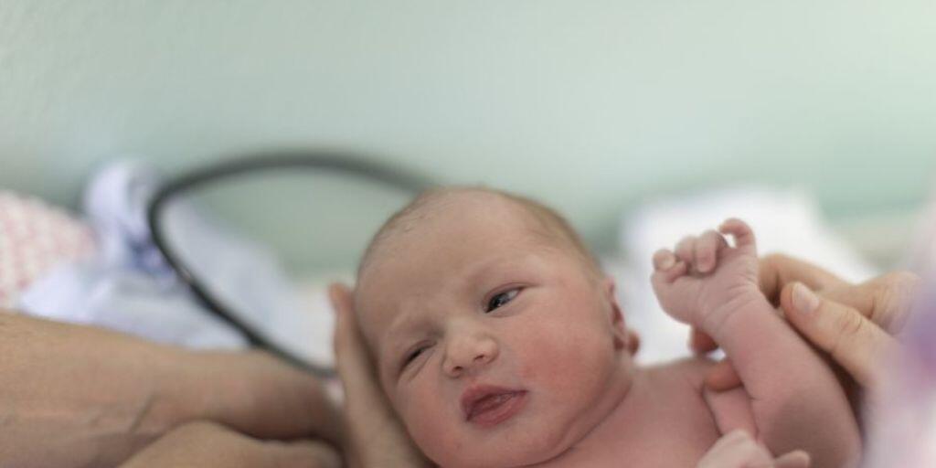 Nach einem leichten Rückgang sind in der Schweiz 2018 wieder etwas mehr Babys geboren worden. Ihre Überlebenschancen verbessern sich von Jahr zu Jahr: Die Säuglingssterblichkeit ging von 3,5 auf 3,3 Promille zurück. (Archivbild) Nach einem leichten Rückgang sind in der Schweiz 2018 wieder etwas mehr Babys geboren worden. Ihre Überlebenschancen verbessern sich von Jahr zu Jahr: Die Säuglingssterblichkeit ging von 3,5 auf 3,3 Promille zurück. (Archivbild)
