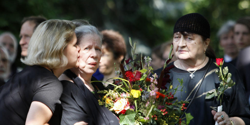 Brecht-Enkelin Jenny Brecht-Schall, Barbara Brecht-Schall und Gisela Knauf vom Büro der Brecht Erben (von links) 2009 an der Beisetzung von Bertolt Brechts Tochter Hanne Hiob (Archiv).