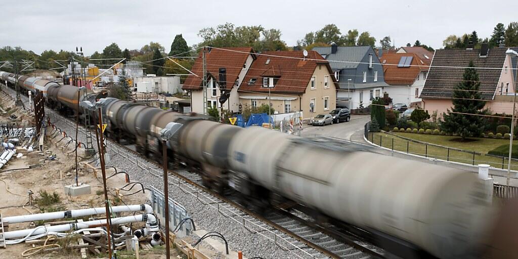 Vor genau einem Jahr hat eine Tunnelbaustelle bei Rastatt in Deutschland den Bahngüterverkehr fast vollständig lahmgelegt. Die Bahnen haben nun die Lehren daraus gezogen und unter anderem ein Handbuch für ein internationales Störungsmanagement ausgearbeitet. (Archivbild)