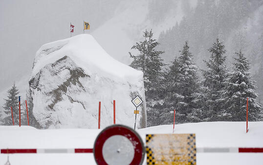 Die Strasse zwischen Wassen und Goeschenen im Kanton Uri, hier vor dem Teufelstein, ist am Montag 14. Januar 2019 wegen einer Lawinengefahr bis auf weiteres geschlossen.