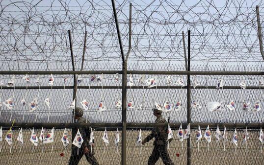 Streng bewacht: Südkoreanische Soldaten patrouillieren entlang der Grenze zwischen den Nachbarländern (Archiv)