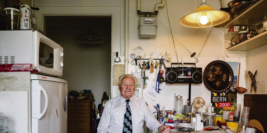 VERDINGKINER PORTRAITS VON PETER KLAUNZER, EHEMALIGES VERDINGKIND, KUECHENTISCH, VERDINGKINER PORTRAITS VON PETER KLAUNZER, EHEMALIGES VERDINGKIND, KUECHENTISCH,