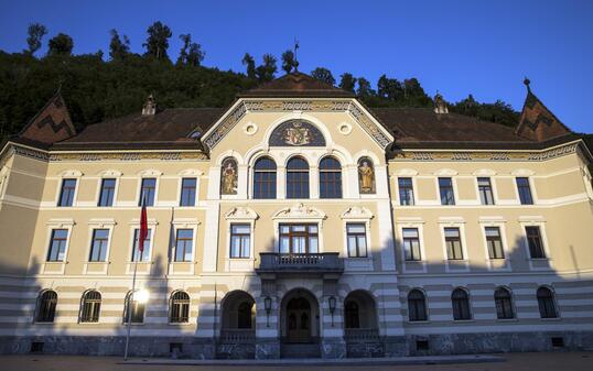 Regierungsgebäude Regierung Vaduz 140717