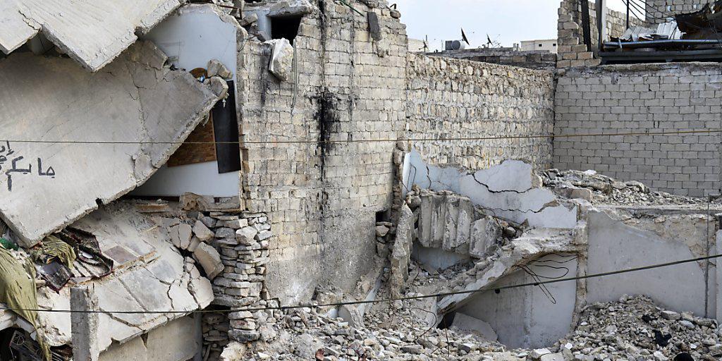 Anwohner begutachten den Schaden nach einem mutmasslichen Fassbomben-Angriff in Aleppo im Februar 2014 (Archivbild)
