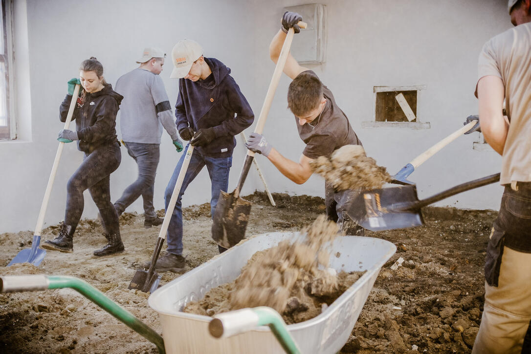 Lernende bei der Arbeit