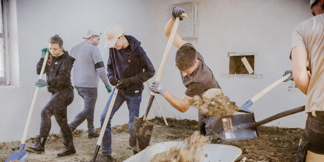 Lernende bei der Arbeit