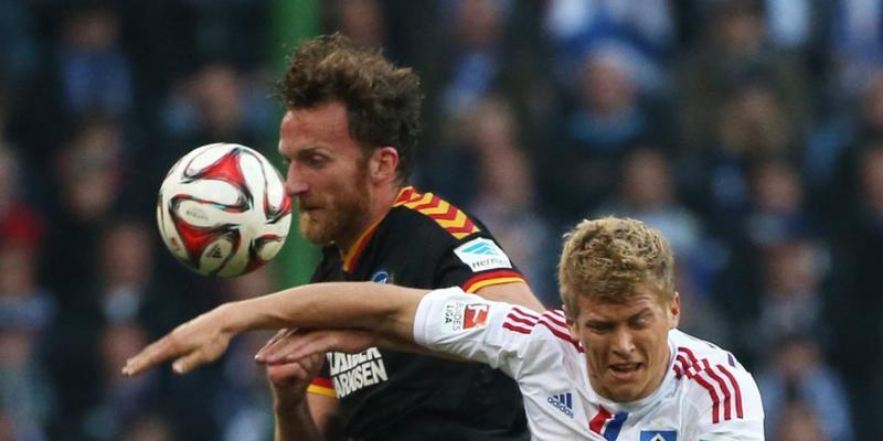 Hamburgs Matthias Ostrzolek (rechts) und Karlsruhes Dominic Peitz (links) kämpfen um den Ball.
