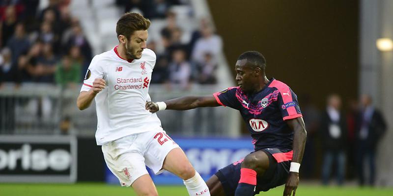 Adam Lallana im zweikampf mit Maxime Poundjé