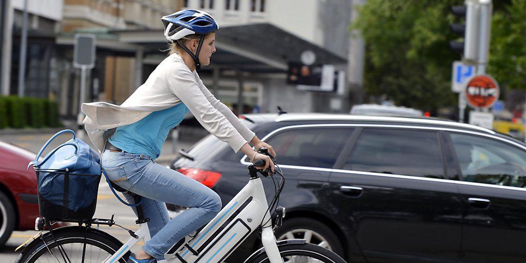 E-Bikes erfreuen sich in der Schweiz grosser Beliebtheit. Wer aber über ein schnelles E-Bike verfügt und damit auf ausländlichen Strassen herumfahren will, muss die strengeren Vorschriften in den Nachbarländern beachten. So ist ein Motorradhelm Pflicht. (Archivbild)