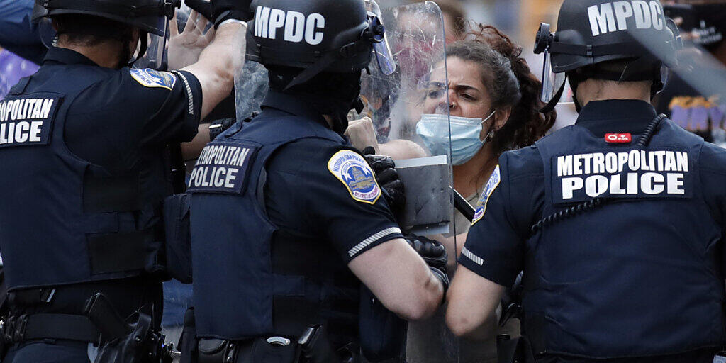 Angesichts der Ausschreitungen bei Demonstrationen haben fast 40 Städte in den USA strenge Ausgangssperren verhängt - darunter die Hauptstadt der Vereinigten Staaten, Washington.