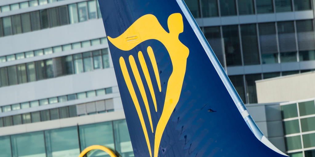 Ein Jet von Ryanair am Flughafen in Frankfurt am Main. Bis zum Ende des Sommerflugplans Ende Oktober will die irische Airline täglich zwischen 40 und 50 Flüge zu streichen. (Archiv)