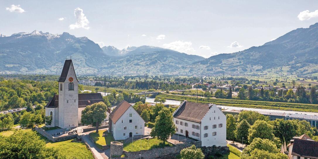 Liechtenstein Institut & Pfarrkirche Mariä Himmelfahrt Liechtenstein Institut & Pfarrkirche Mariä Himmelfahrt