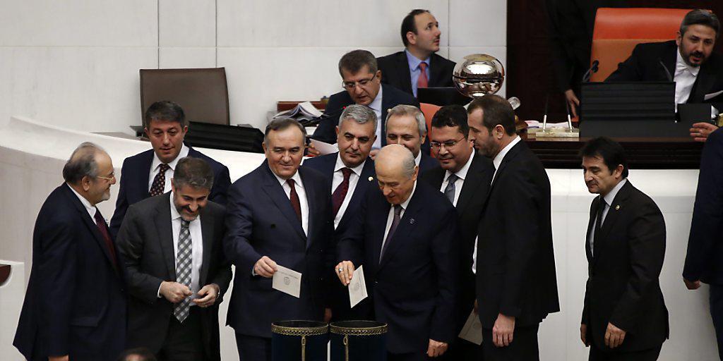 Die Mehrheit der Mitglieder des türkischen Parlaments haben der Verfassungsreform in erster Lesung zugestimmt. Nun folgt eine weitere Abstimmungsrunde. (Archiv)