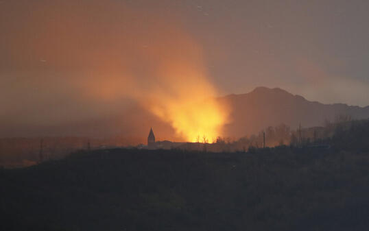 Rauch und Flammen steigen während der Kämpfe zwischen armenischen und aserbaidschanischen Streitkräften in Schuschi in den Himmel. Foto: